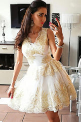 A-Line Cute V-Neck Sleeveless Tulle Homecoming Dress with Appliques Short Prom Gown